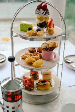 Öğleden sonra çay seti ve tatlı