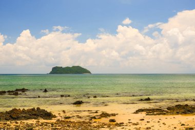 Chomphon Tayland 'ın Banhinkob plajında tropik sahil kıyısı ve mavi gökyüzü.