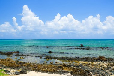 Chomphon Tayland 'ın Banhinkob plajında tropik sahil kıyısı ve mavi gökyüzü.