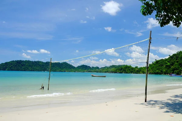 熱帯ビーチの海辺と青い空 タイのラノン島のコ パヤム島 — ストック写真