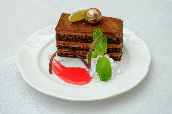 Trüffelkuchen Aus Schokolade Auf Dem Tisch — Stockfoto