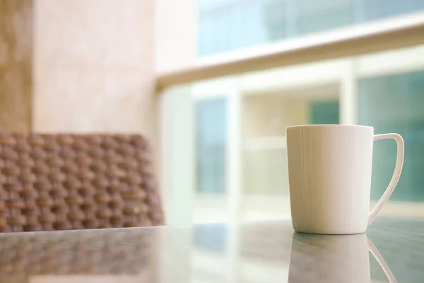 Witte Koffiebeker Tafel Met Uitzicht Het Terras — Stockfoto
