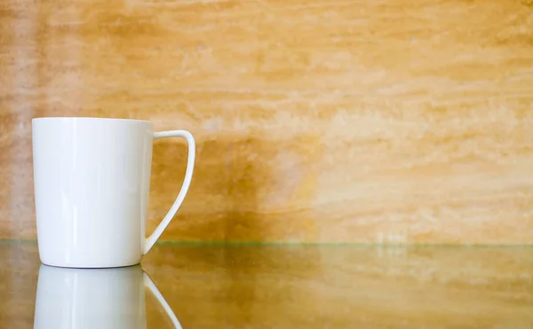 Een Witte Kop Koffie Tafel Met Gemarmerde Muur Selecteer Focus — Stockfoto
