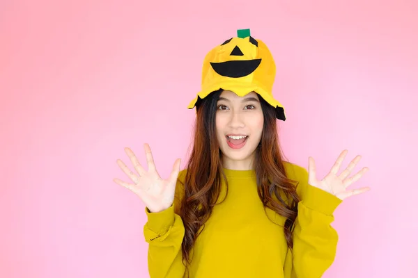 Retrato Asiático Bonito Menina Vestindo Roupas Casuais Com Halloween Chapéu — Fotografia de Stock