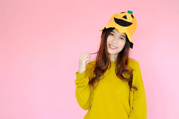 Retrato Asiático Linda Chica Usando Casual Ropa Con Halloween Sombrero — Foto de Stock