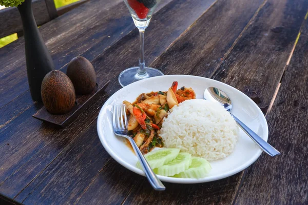 タイ料理バジルテーブルの上に魚介類と炒飯 — ストック写真