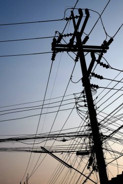 yüksek voltaj direği ve gökyüzü