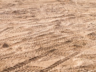 Kırsal yolda tekerlek izi