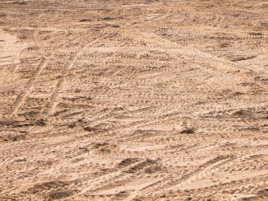 Kırsal yolda tekerlek izi