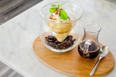 Masada vanilyalı dondurmalı Affogato kahvesi.