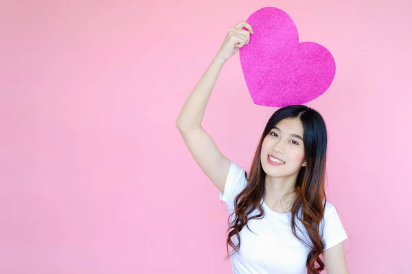 Portret Pięknej Azjatyckiej Nastolatki Białej Koszulce Różowej Spódnicy Różowym Tle — Zdjęcie stockowe