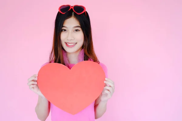 Portret Piękna Azjatycka Kobieta Różowym Tle Szczęśliwy Walentynki Koncepcji Miłości — Zdjęcie stockowe