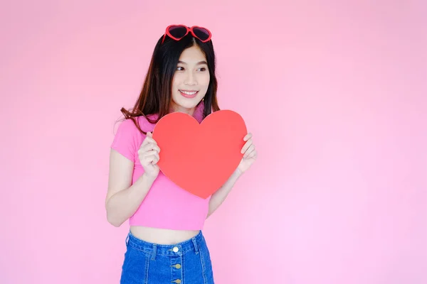 Portrét Krásná Asijská Žena Růžovém Pozadí Šťastný Valentýn Konceptu Lásky — Stock fotografie