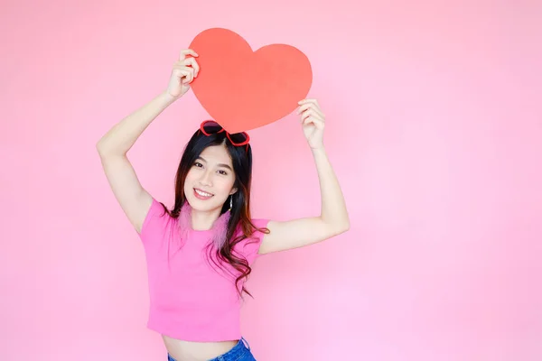 Retrato Bonito Ásia Mulher Rosa Fundo Feliz Valentine Dia Amor — Fotografia de Stock