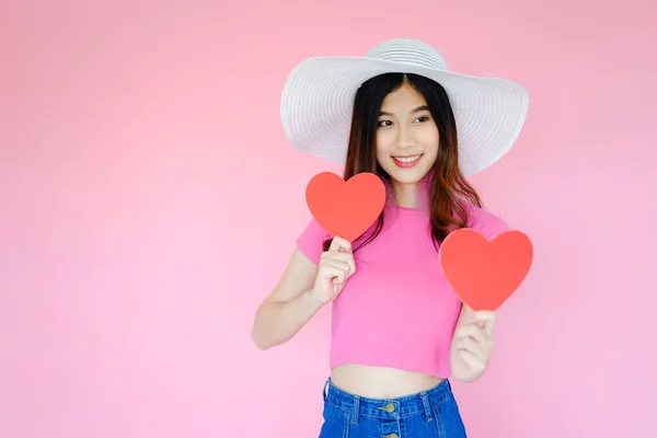 Retrato Bela Mulher Asiática Vestindo Rosa Camiseta Chapéu Branco Fundo — Fotografia de Stock