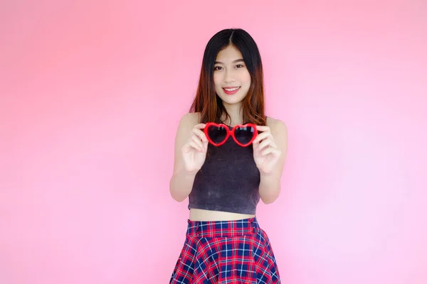 Retrato Bonito Asiático Alegre Menina Radiante Sorriso Com Vermelho Coração — Fotografia de Stock