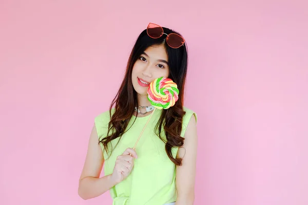 Porträtt Vacker Asiatisk Tonåring Flicka Strålande Leende Rosa Bakgrund Mode — Stockfoto