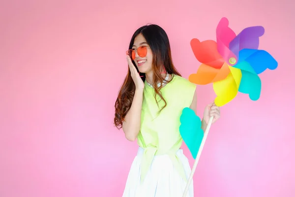 Retrato Bonito Asiático Teen Menina Radiante Sorriso Rosa Fundo Moda — Fotografia de Stock