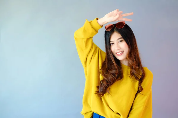 Retrato Asiático Mulher Vestindo Manga Comprida Roupas Fundo Com Moda — Fotografia de Stock