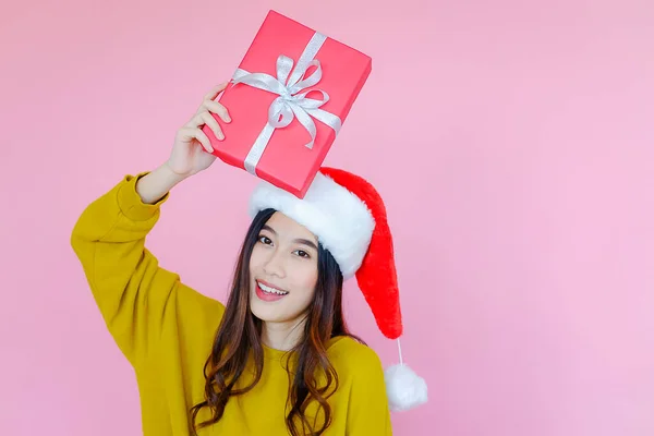 Posando Mujer Asiática Con Ropa Manga Larga Sobre Fondo Rosa — Foto de Stock