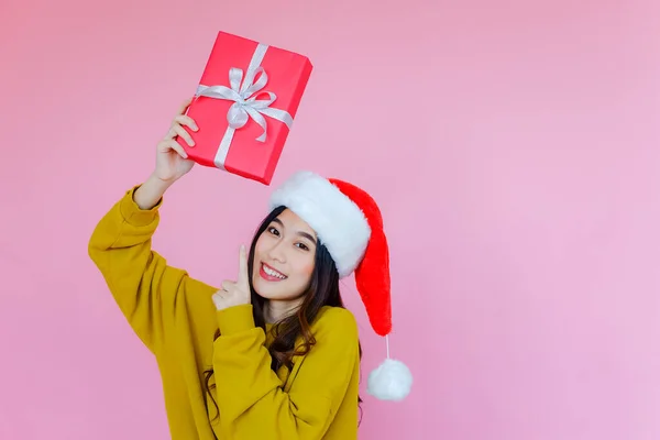 Posando Mujer Asiática Con Ropa Manga Larga Sobre Fondo Rosa — Foto de Stock