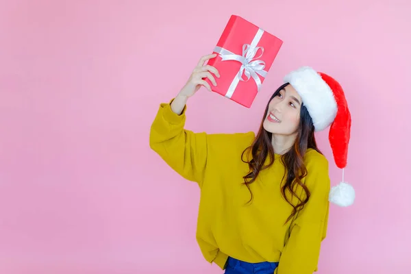 Posando Mujer Asiática Con Ropa Manga Larga Sobre Fondo Rosa — Foto de Stock