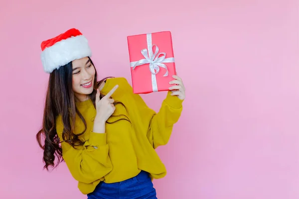 분홍색 배경에 산타클로스 모자를 상자를 즐거운 크리스마스 크리스마스 크리스마스 컨셉트 — 스톡 사진