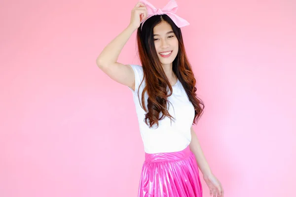 Retrato Bela Mulher Asiática Vestindo Branco Shirt Saia Rosa Fundo — Fotografia de Stock