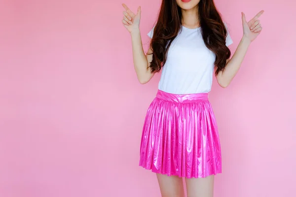 Krásná Asijská Fena Sobě Bílé Tričko Růžová Sukně Růžovém Pozadí — Stock fotografie