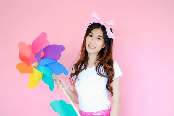 Retrato Bonito Asiático Teen Menina Radiante Sorriso Rosa Fundo Moda — Fotografia de Stock