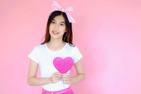 Bela Asiático Fêmea Vestindo Branco Shirt Rosa Saia Rosa Fundo — Fotografia de Stock