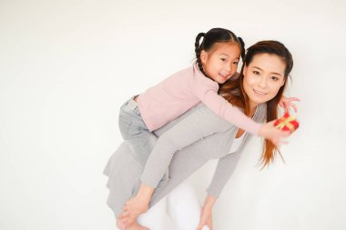 Kırmızı hediye kutusu olan anne ve kızı.