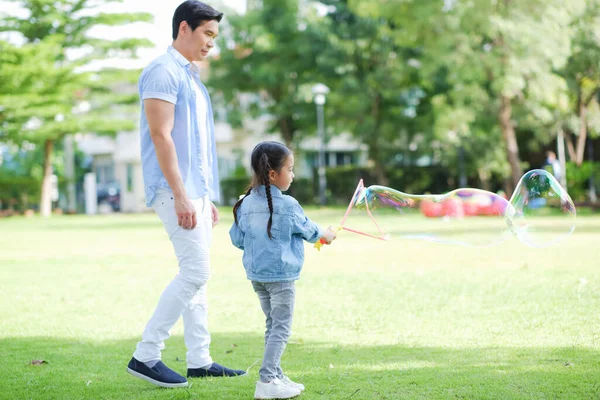 Glücklich Asiatisch Familie Zusammen Mit Tochter Spielplatz — Stockfoto