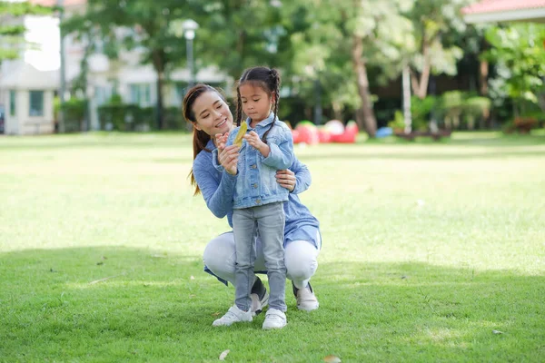 Feliz Asiático Familia Soltera Mamá Pequeño — Foto de Stock