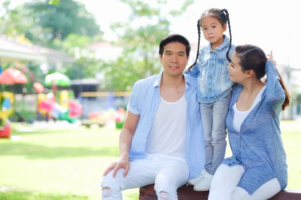 Mutlu Asyalı Aile Kızıyla Birlikte Parkta — Stok fotoğraf