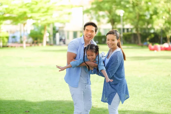 Heureuse Famille Asiatique Avec Fille Dans Parc — Photo