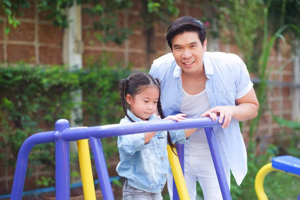 Glücklich Asiatisch Familie Zusammen Mit Tochter Spielplatz — Stockfoto