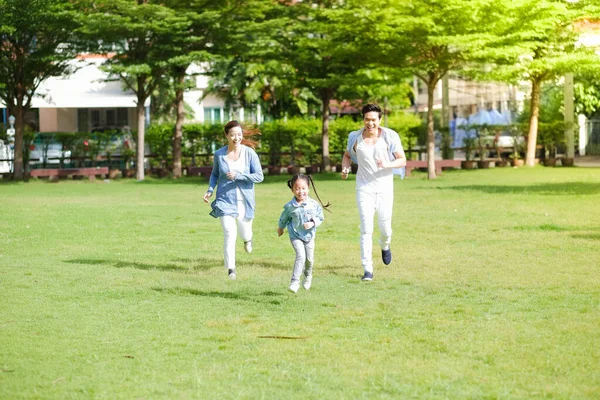 Szczęśliwa Azjatycka Rodzina Razem Córką Parku — Zdjęcie stockowe