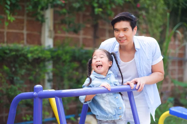 Glücklich Asiatisch Familie Zusammen Mit Tochter Spielplatz — Stockfoto