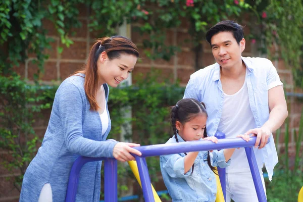 Glücklich Asiatisch Familie Zusammen Mit Tochter Park — Stockfoto