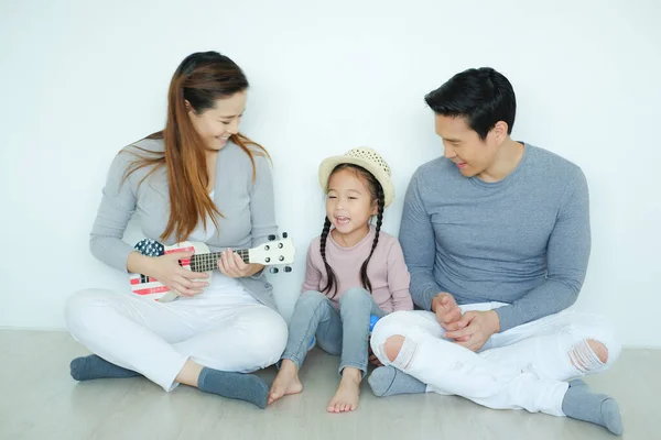 Glückliche Asiatische Familie Mit Tochter Die Ukulele Spielt Und Gemeinsam — Stockfoto