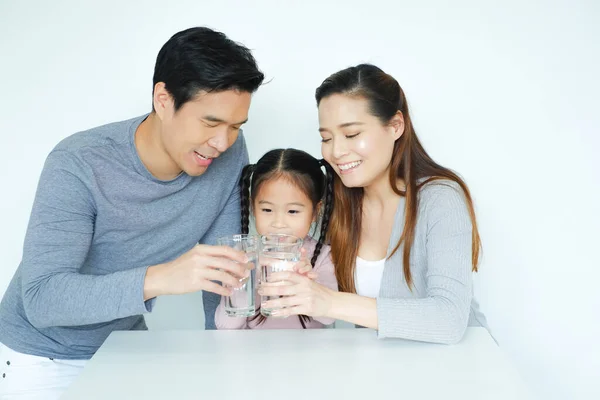 Asyalı aile içme suyu