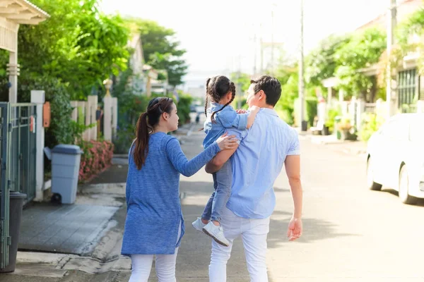 Heureuse Famille Asiatique Avec Fille Dans Parc — Photo