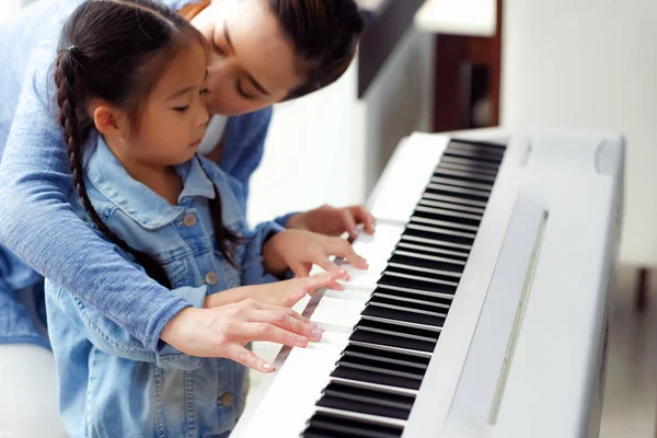 Mamma Figlia Single Che Suonano Musica Con Pianoforte Elettrico — Foto Stock