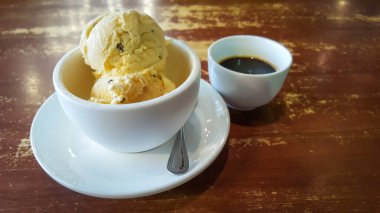Masada dondurma ve kahve ile Affogato.