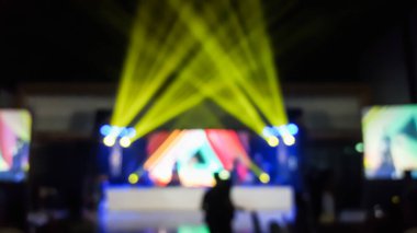 Konserde veya etkinlikte sahne ışıkları ve sahne ışıkları soyut bulanıklaşır