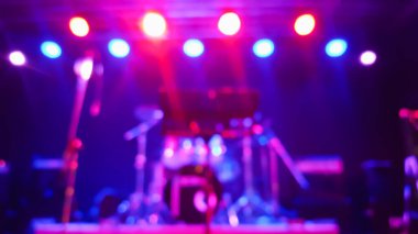Konserde veya etkinlikte sahne ışıkları ve sahne ışıkları soyut bulanıklaşır