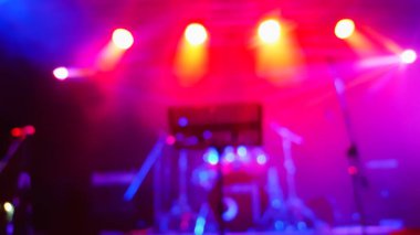 Konserde veya etkinlikte sahne ışıkları ve sahne ışıkları soyut bulanıklaşır