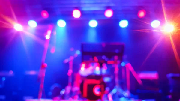Konserde veya etkinlikte sahne ışıkları ve sahne ışıkları soyut bulanıklaşır