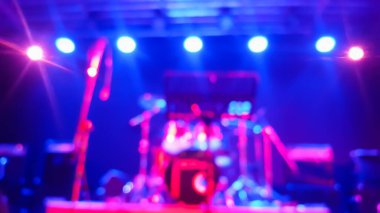Konserde veya etkinlikte sahne ışıkları ve sahne ışıkları soyut bulanıklaşır